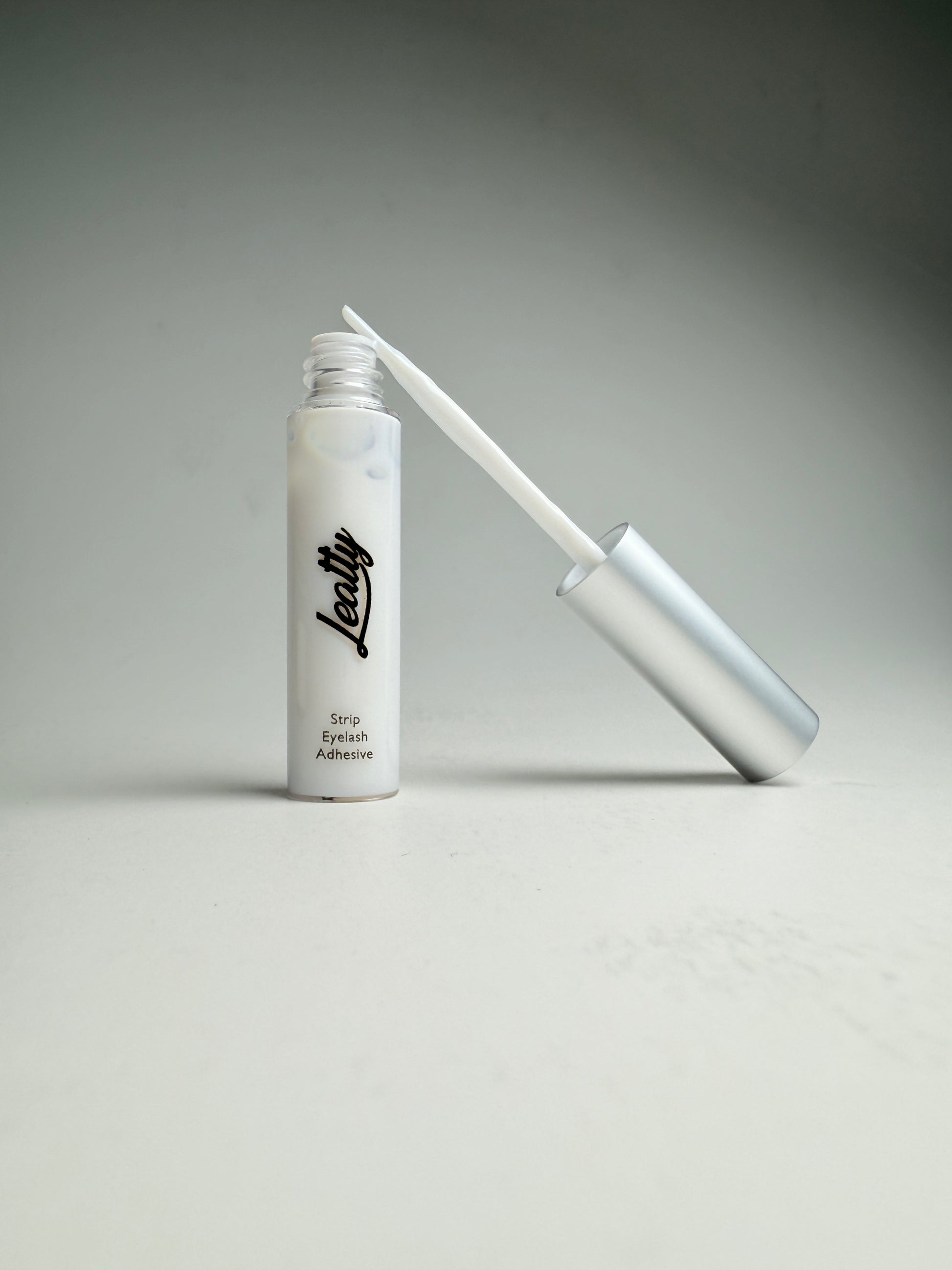 Latex-free lash glue for strip lashes